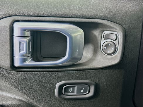 Used 2021 Jeep Gladiator Sport image 15