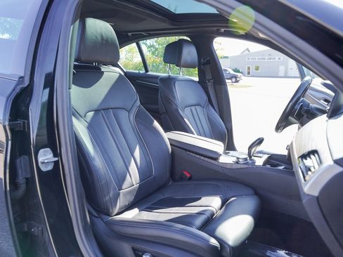 Used 2021 BMW M550i xDrive image 42