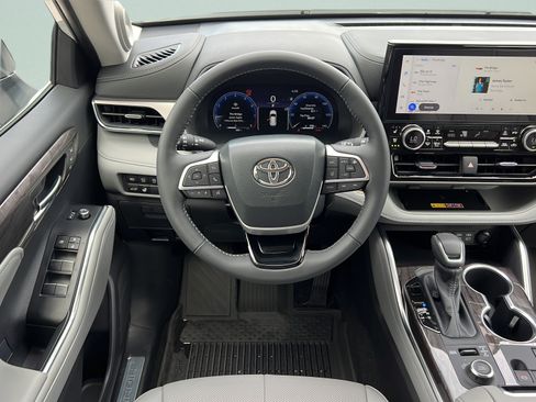 Used 2026 Toyota Highlander Limited AWD/4WD image 13