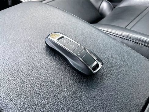 Used 2023 Porsche Cayenne Platinum Edition AWD/4WD image 39