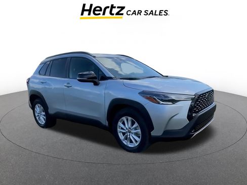 Used 2025 Toyota Corolla Cross LE image 1