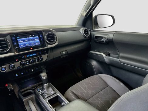 Used 2017 Toyota Tacoma TRD Sport AWD/4WD image 26