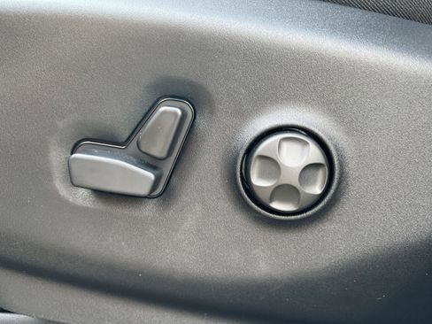 New 2025 Chrysler Pacifica Select w/ Uconnect Theater Family Group image 18