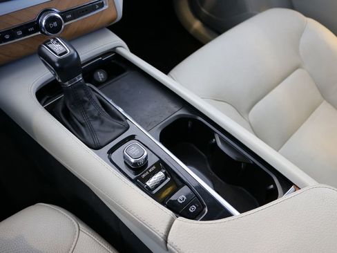 Used 2021 Volvo XC90 T6 Momentum image 50