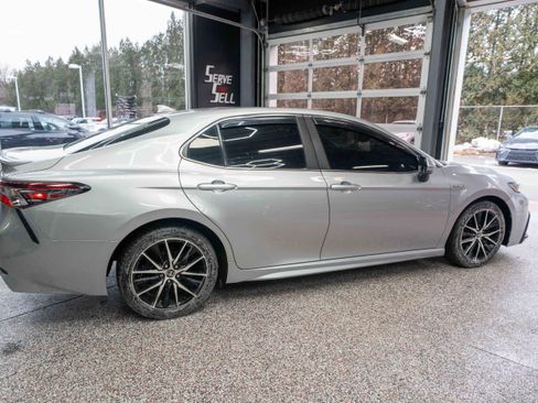 Used 2021 Toyota Camry SE image 4