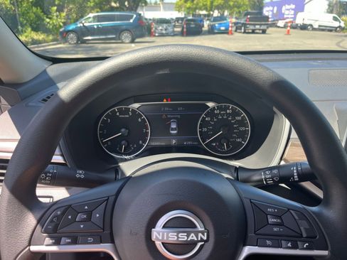 Used 2025 Nissan Altima 2.5 SV FWD image 27