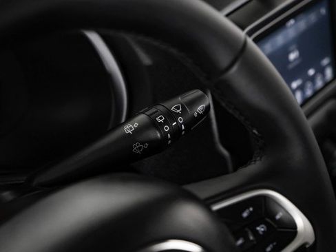 Used 2019 Jeep Renegade Latitude w/ Popular Equipment Group image 16