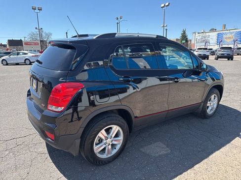 Used 2022 Chevrolet Trax LT w/ LT Convenience Package AWD/4WD image 8