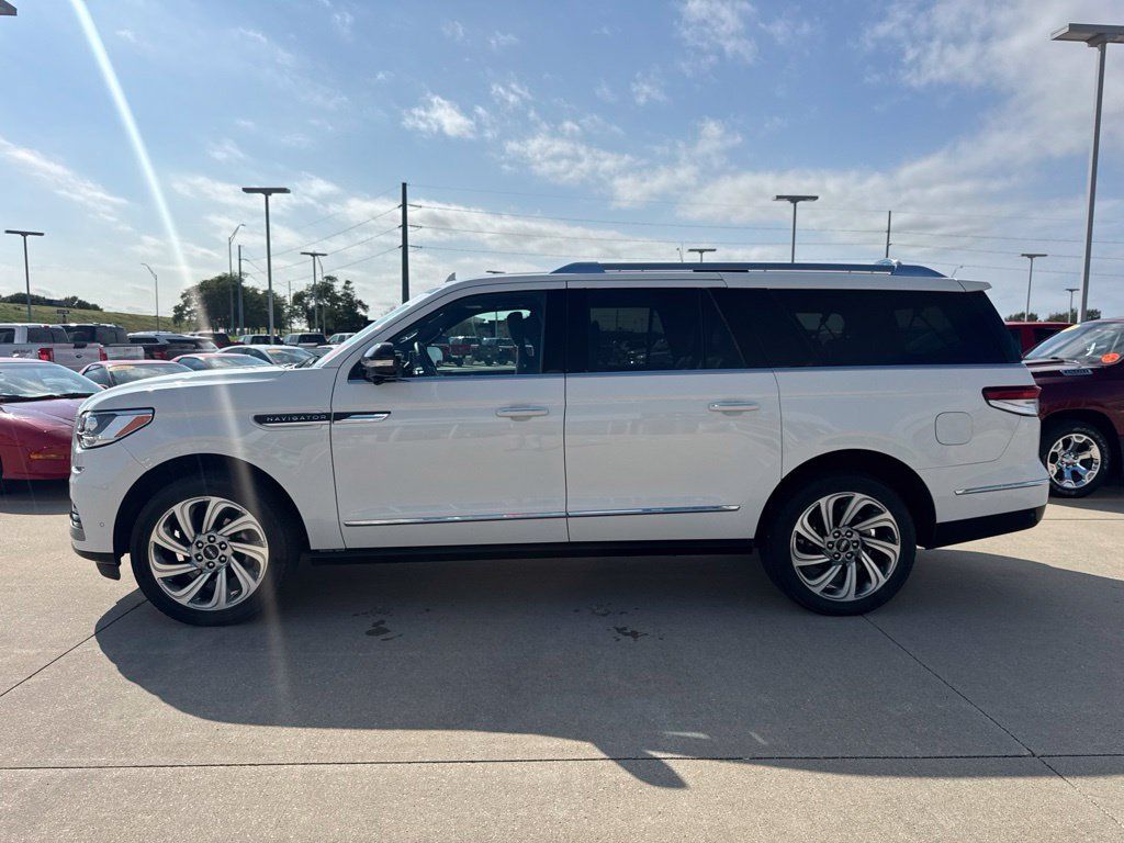 Used 2024 Lincoln Navigator L Reserve AWD/4WD image 30