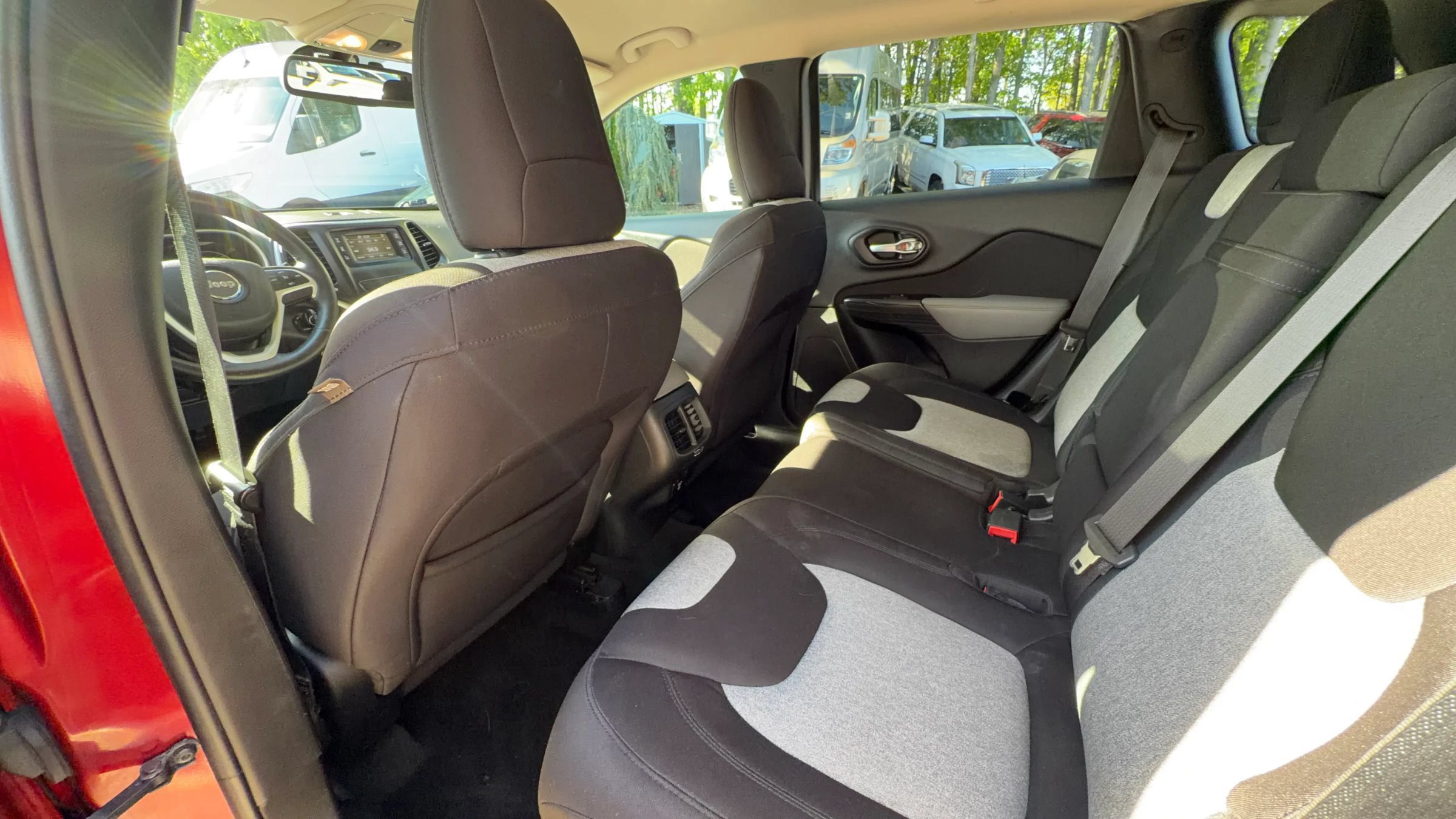 Used 2014 Jeep Cherokee Latitude w/ Cold Weather Group AWD/4WD image 26