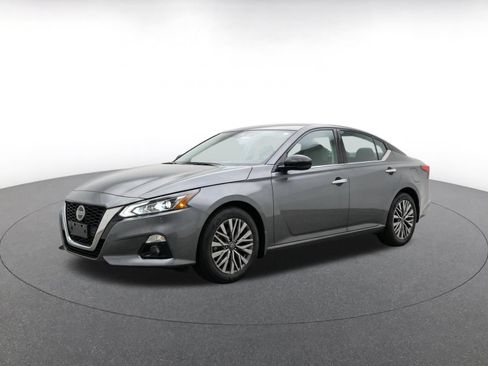 Used 2025 Nissan Altima 2.5 SV FWD image 3