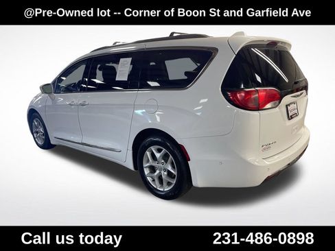 Used 2017 Chrysler Pacifica Touring-L Plus w/ Advanced Safetytec Group FWD image 3