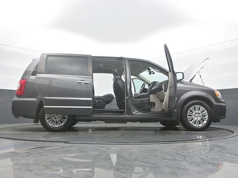 Used 2015 Chrysler Town & Country Limited image 61