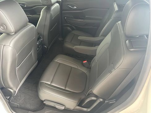 Used 2023 GMC Acadia SLT w/ Technology Package FWD image 31