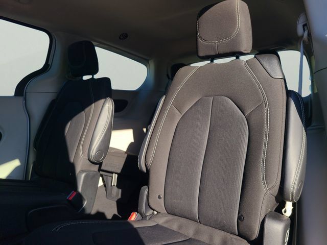 Used 2023 Chrysler Voyager LX FWD image 5