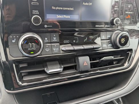 Used 2022 Toyota Highlander XLE AWD/4WD image 24