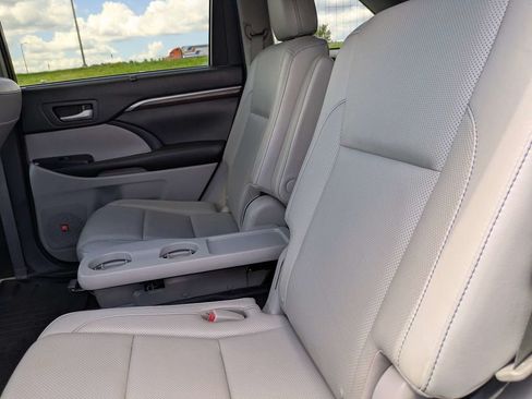 Used 2016 Toyota Highlander Limited FWD image 16