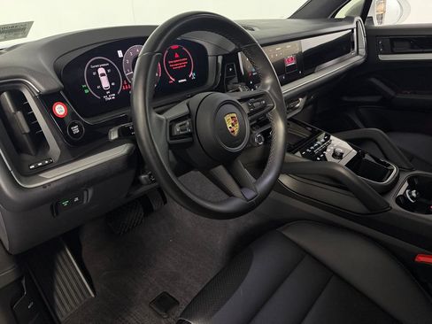 Used 2024 Porsche Cayenne AWD/4WD image 19