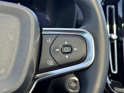 Certified 2025 Volvo XC40 B5 Core image 19