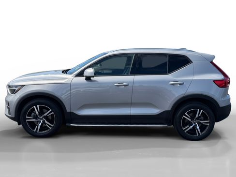 Used 2023 Volvo XC40 B5 Core AWD/4WD image 2