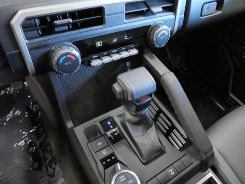 Used 2024 Toyota Tacoma TRD Off-Road image 23