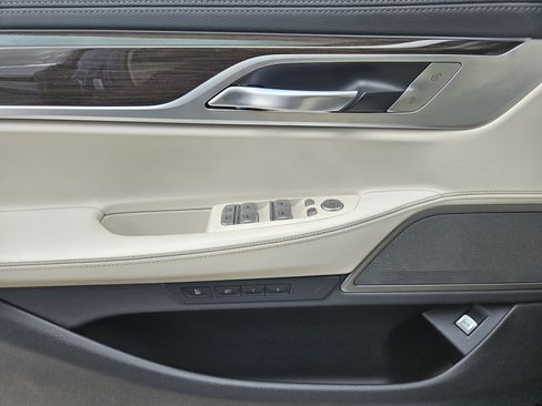 Used 2022 BMW 740i w/ Premium Package image 22