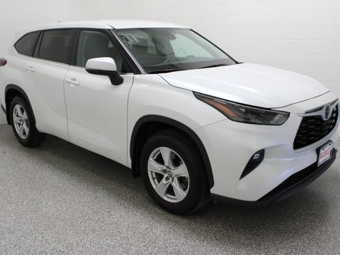 Used 2025 Toyota Highlander LE AWD/4WD image 4
