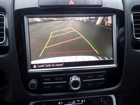 Used 2014 Volkswagen Touareg VR6 image 20