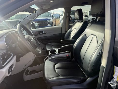 Used 2023 Chrysler Pacifica Touring-L image 5