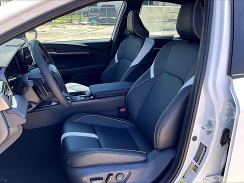 New 2026 Toyota Camry Hybrid FWD image 9