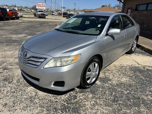 Used 2010 Toyota Camry LE image 5