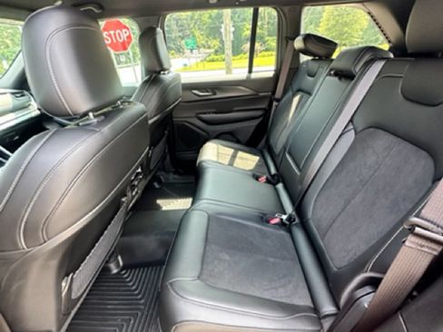 Used 2025 Jeep Grand Cherokee Altitude RWD image 20