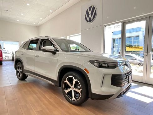 New 2025 Volkswagen Tiguan SE image 2