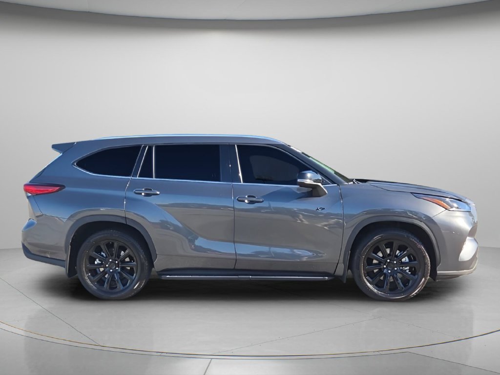 Used 2021 Toyota Highlander XLE AWD/4WD image 9