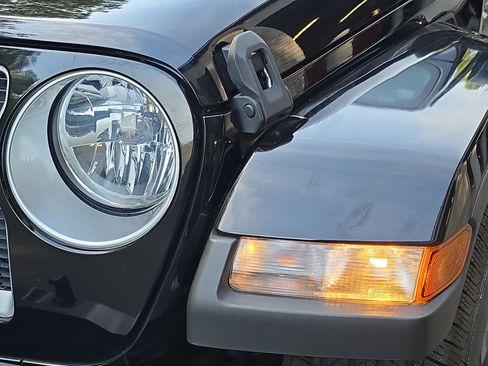 Used 2018 Jeep Wrangler Unlimited Sahara image 30