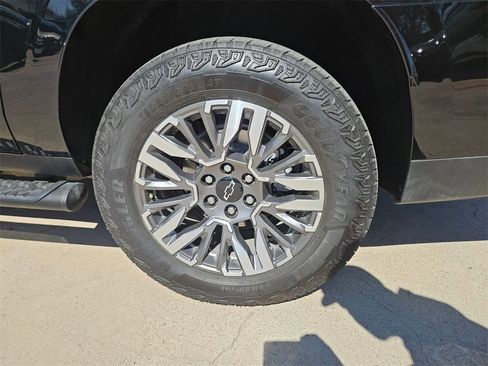 Used 2025 Chevrolet Suburban Z71 image 25