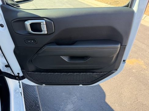 Used 2025 Jeep Wrangler Unlimited Sahara image 34