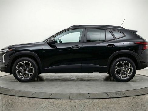 Used 2025 Chevrolet Trax LT w/ LT Convenience Package image 3