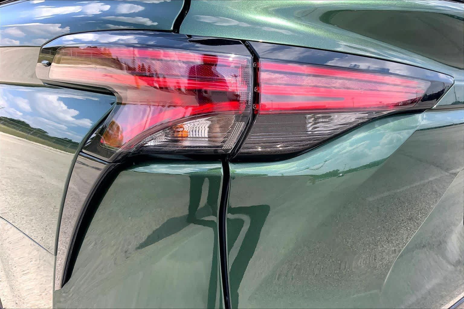 Used 2024 Toyota Sienna Limited FWD image 28