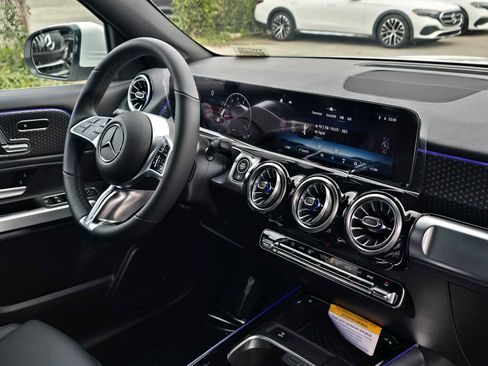 Used 2026 Mercedes-Benz GLB 250 4MATIC image 11