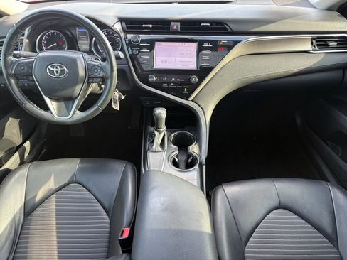 Used 2018 Toyota Camry SE image 2