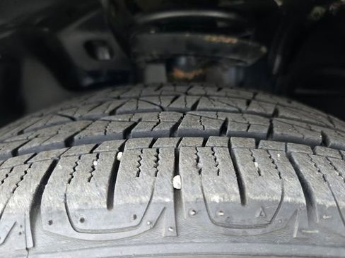 Used 2019 Jeep Cherokee Latitude w/ Popular Appearance Group image 7