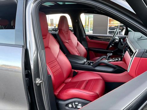 Used 2019 Porsche Cayenne image 8