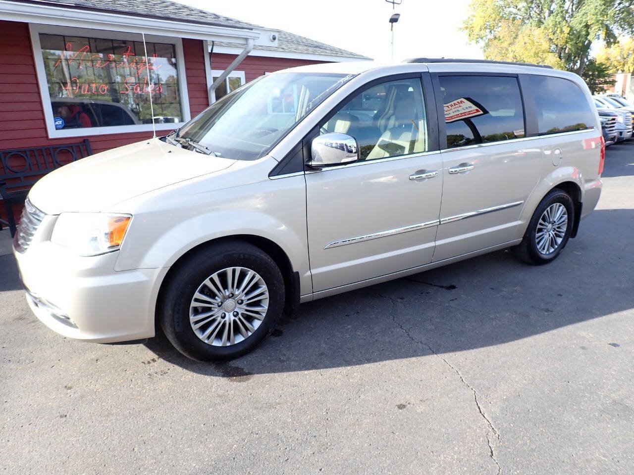 Used 2014 Chrysler Town & Country Touring-L w/ Driver Convenience Group FWD image 3