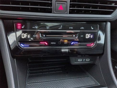 Used 2025 Volkswagen Jetta SE w/ Sunroof Package image 24