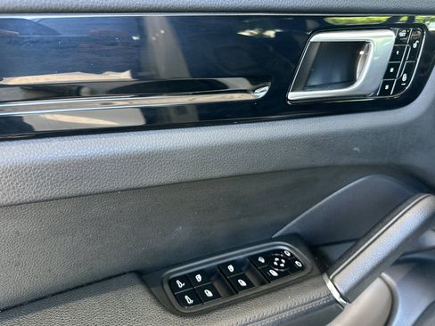 Used 2019 Porsche Cayenne AWD/4WD image 12