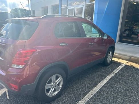 Used 2020 Chevrolet Trax LT w/ Driver Confidence Package FWD image 3
