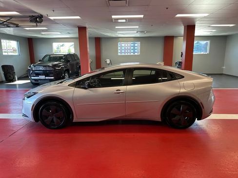 Used 2025 Toyota Prius Plug-In Hybrid FWD image 6
