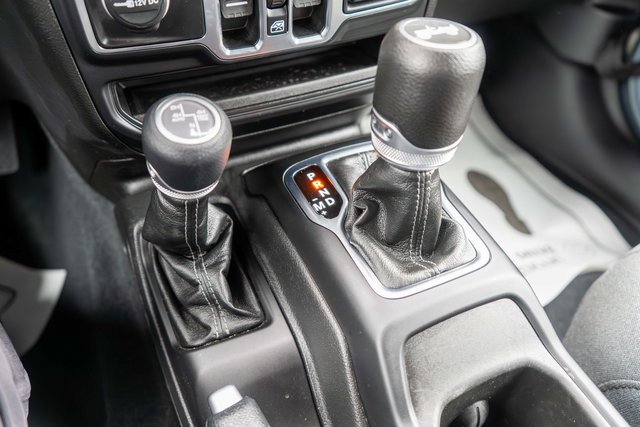 Used 2024 Jeep Wrangler Unlimited Sahara w/ Technology Group AWD/4WD image 27
