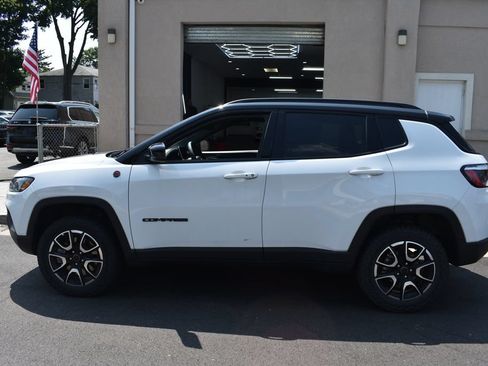 Used 2025 Jeep Compass Trailhawk AWD/4WD image 9